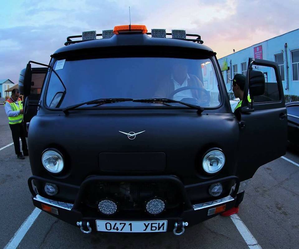 Монгол залуусын жуулчдад зориулж янзалсан фургон гэнэ. 
Гайхалтай бүтээлч ханджээ.