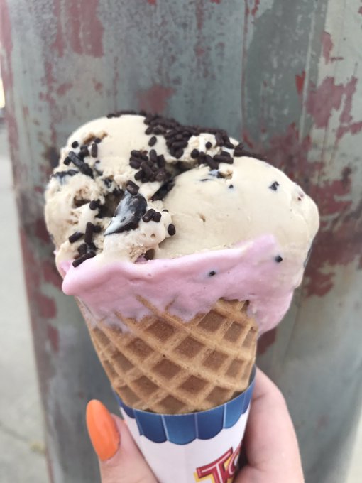 Every time you see a proposal you must go eat a celebratory ice cream look I don't make the rules https://t<a href="/tag/pokemongo"class="tags"><span>#pokemongo</span></a>