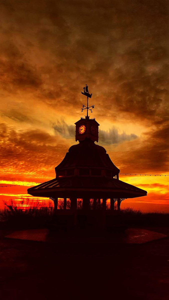 DeanSpinks1's tweet photo. @BBCWthrWatchers @visitbroadstairs @VisitThanet  @VisitKent #thisisbroadstairs #clocktower #moodyskys https://t.co/ZhLdnGpy1J