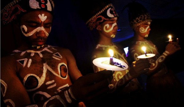 Beritasatu's tweet photo. #PopulerB1 5: 1.000 Lilin dari Papua Untuk Ahok https://t.co/yad6YHPcOl https://t.co/OHCASss2yz