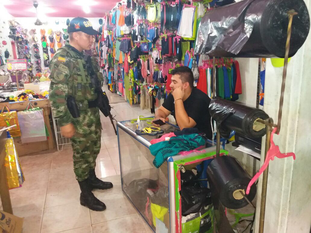 DigitalFuerza's tweet photo. Llegamos al comercio de #Arboletes con Ejercito_Div7 invitando a la comunidad a denunciar extorsión en línea 147  COL_EJERCITO https://t.co/oPESccFfpy