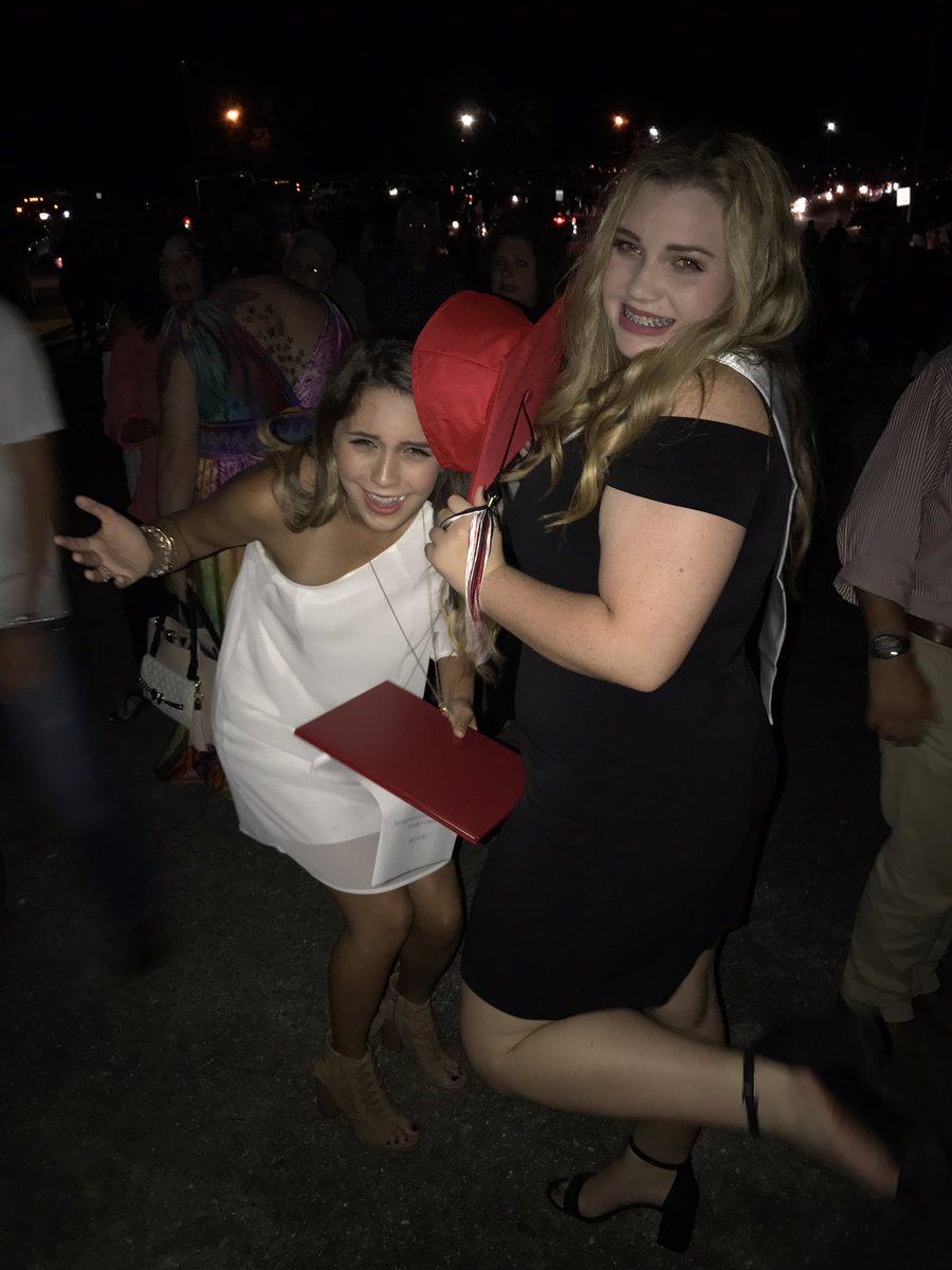 caitgideon's tweet photo. Love my friends sm!! https://t.co/nLL072UpU0