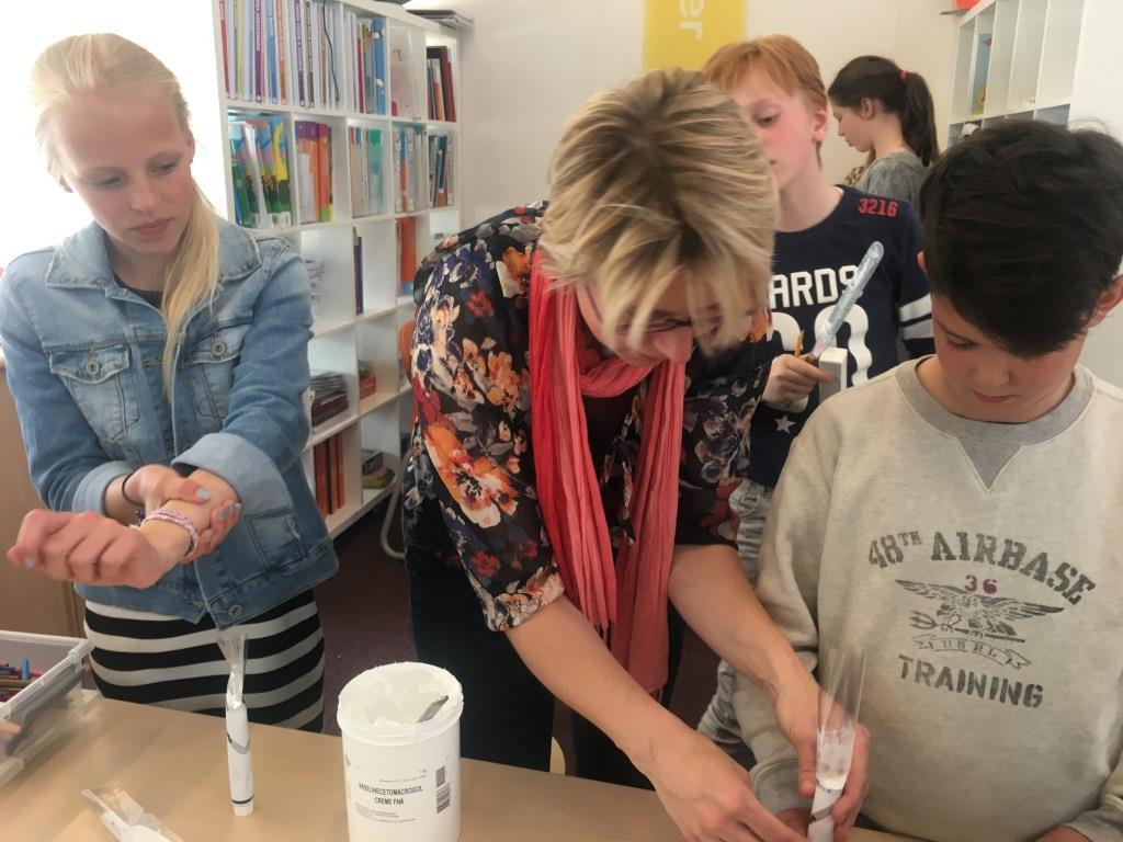 ubnormie's tweet image. Leerarrangement De Drogisterij, kinderen les gekregen van echte apotheker. Geïntegreerd lesgeven op de Borne. @xpectprimair @21stcskills