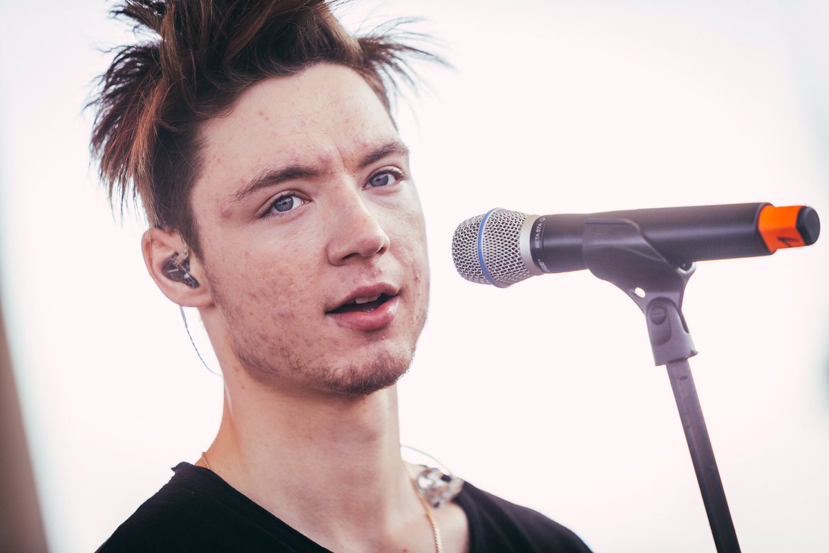 dielochis's tweet photo. Wer hat bock auf die Tour? 🙏🏼😍  

Heute Nacht ab 0 Uhr gibt es #zwilling18 😍

(Meine hairs sind 1 bisschen crazy auf dem pic lol) https://t.co/3mz0HWqGC3
