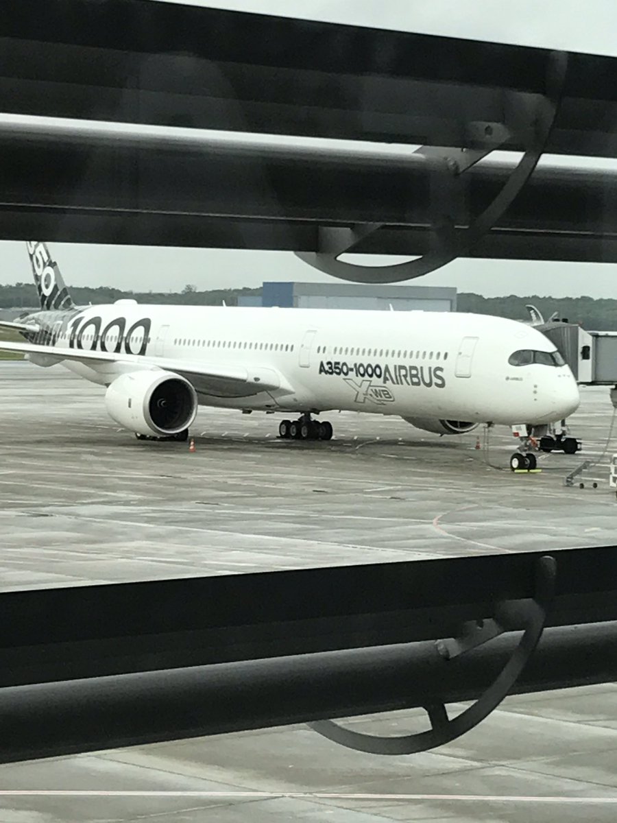 dom_berard's tweet photo. Ce matin à blagnac un vol spécial de l'A350-1000 XWB réservé aux salariés d'Airbus.
Un bon lancement. https://t.co/cENBsp6fGN