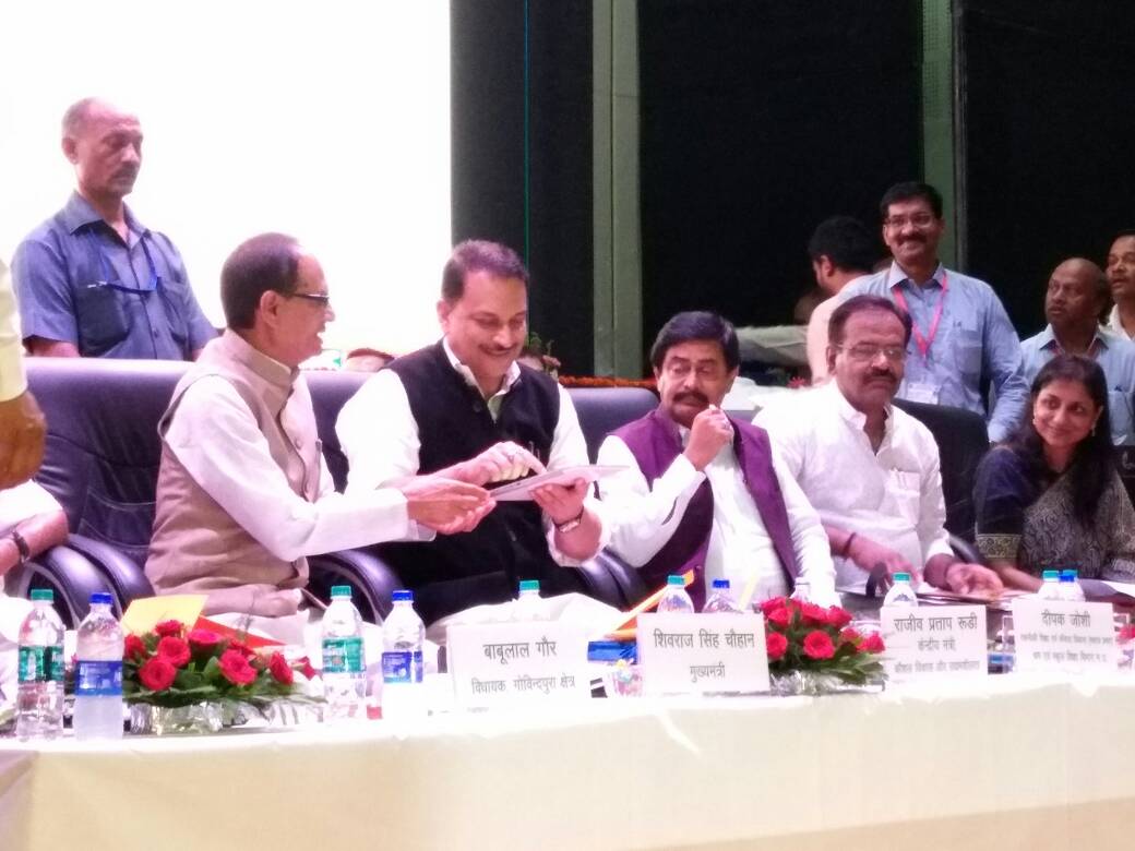 CMMadhyaPradesh's tweet photo. CM @ChouhanShivraj, with Shri @RajivPratapRudy & other dignitaries launches the App of #MPSSDM "#कौशलम" at #RozgarKiPadhaiChaleinITI. https://t.co/PX9lnHGfpU