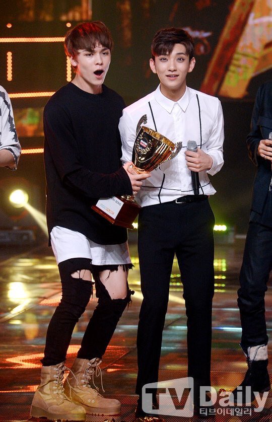 jisolarchive's tweet photo. 160511 / 1 year ago today #Prettyu2ndWin at show champion, joshua and hansol hold the trophy together https://t.co/NmYi45fjmj