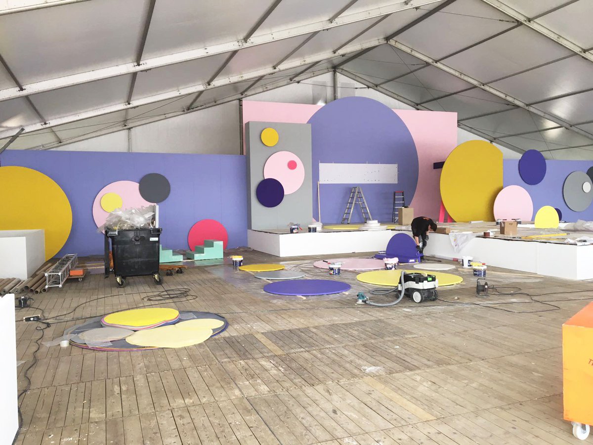 Er wordt nog steeds elke dag hard gewerkt aan de opbouw van de #Libellezomerweek! Kom ook 15 t/m 21 mei naar Almeerderstrand!