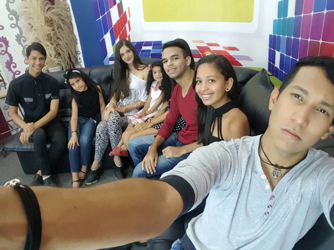 alritmopormaxtv's tweet photo. En la mañana de hoy tuvimos a las chicas de @ffactorymodels que nos vinieron hablar sobre su próximo desfile 😎📺 https://t.co/ptfVfqQGvN