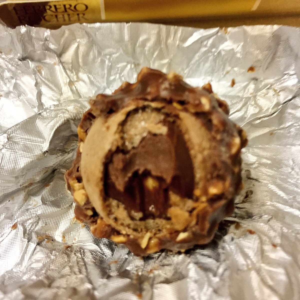 スイーツ娘のおやつとごはん 食べ垢 V Twitter Ferrero Rocher フェレロ ロシェ 店 プラザとかコンビニ 値段 157円 周りのナッツの食感と真ん中のヘーゼルナッツに 滑らかなジャンドゥーヤチョコが非常にあう 幼い頃から大好きな味やったけど いくつになって