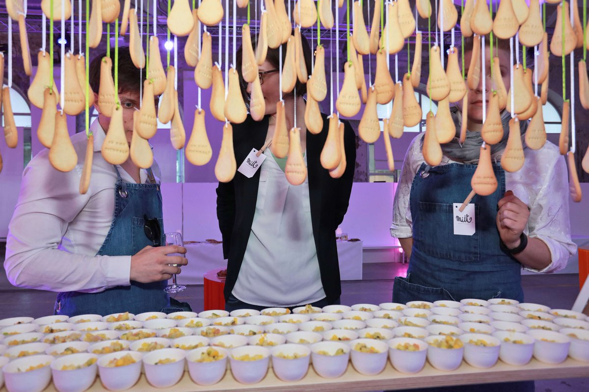 Miit_Studio's tweet photo. Notre installation de biscuits cuillères suspendus, parfaite pour tout type d’inauguration.
#couperleruban #foodevent

Photos by F. Caterin https://t.co/9DBF7B5T8S