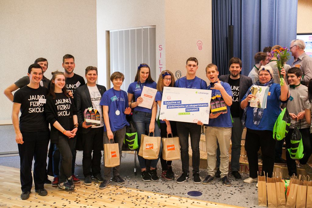 Priecājos piedalīties #FizmixEksperiments un redzēt, ka fizika ir cieņā! Sveiciens Latgales "Fotons"! Paldies <a href="/FIZMIX/">FIZMIX</a> &amp; <a href="/Lielvards/">Lielvārds</a> <a href="/JFSkola/">Jauno Fiziķu skola</a>
