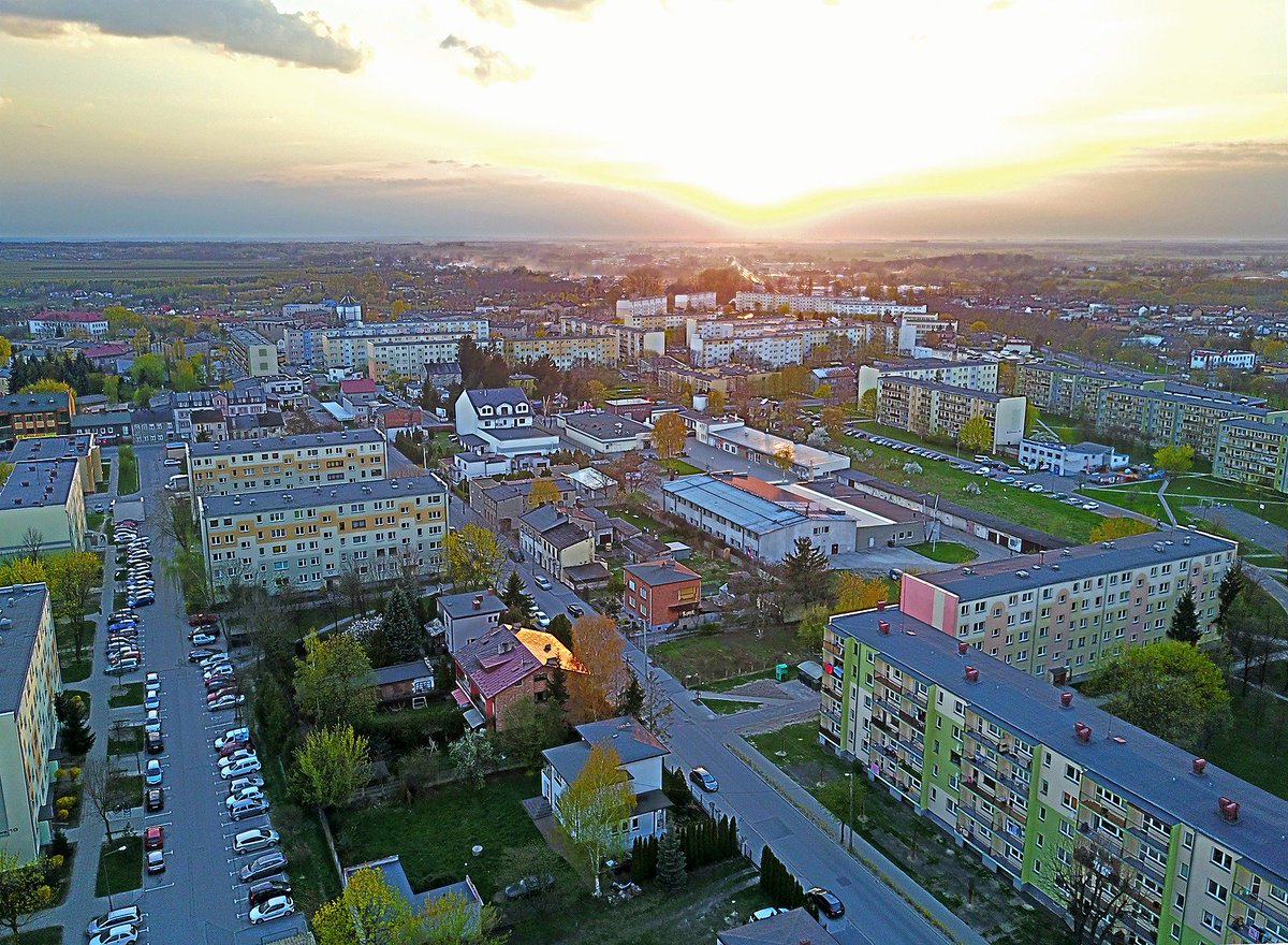 PiocomNet's tweet photo. 'Osiedle Zachód' skąpane w świetle zachodzącego słońca.. Chcesz zobaczyć więcej zdjęć tego typu? Obserwuj naszą stronę! https://t.co/MhXRXc83JQ