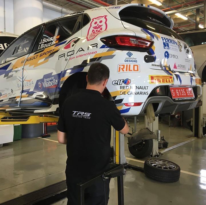 trsracingteam's tweet photo. Acabando de revisar el #clior3t coche para #rallyeadeje #cera2017 #trsracingteam #javierbouza7 #ivanbouza #renault… https://t.co/rD49IUanyb https://t.co/byU2CRj0sv