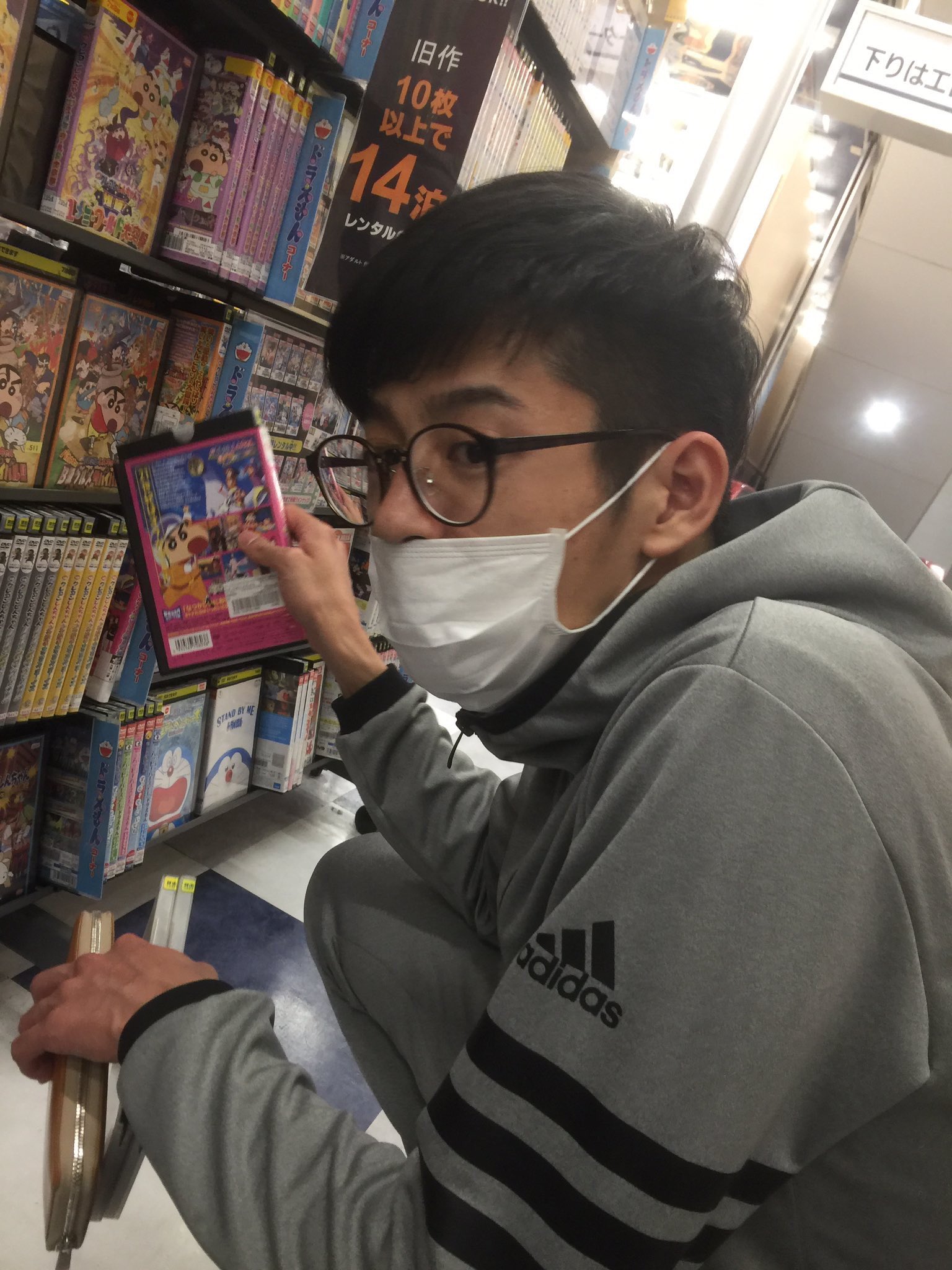 さゆり در توییتر うわ この桑原さんもうなんか なんかわからんけどすごいかっこいい Adidasのジャージ着てる感じがすごいかっこいい しんちゃん持ってるとこ可愛い 私はヤキニクロードが好き トット 桑原さん さゆり در توییتر うわ この桑原さんもうなんか なんかわからんけどすごいかっこいい Adidasのジャージ着てる感じがすごいかっこいい しんちゃん持ってるとこ可愛い 私はヤキニクロードが好き トット 桑原さん