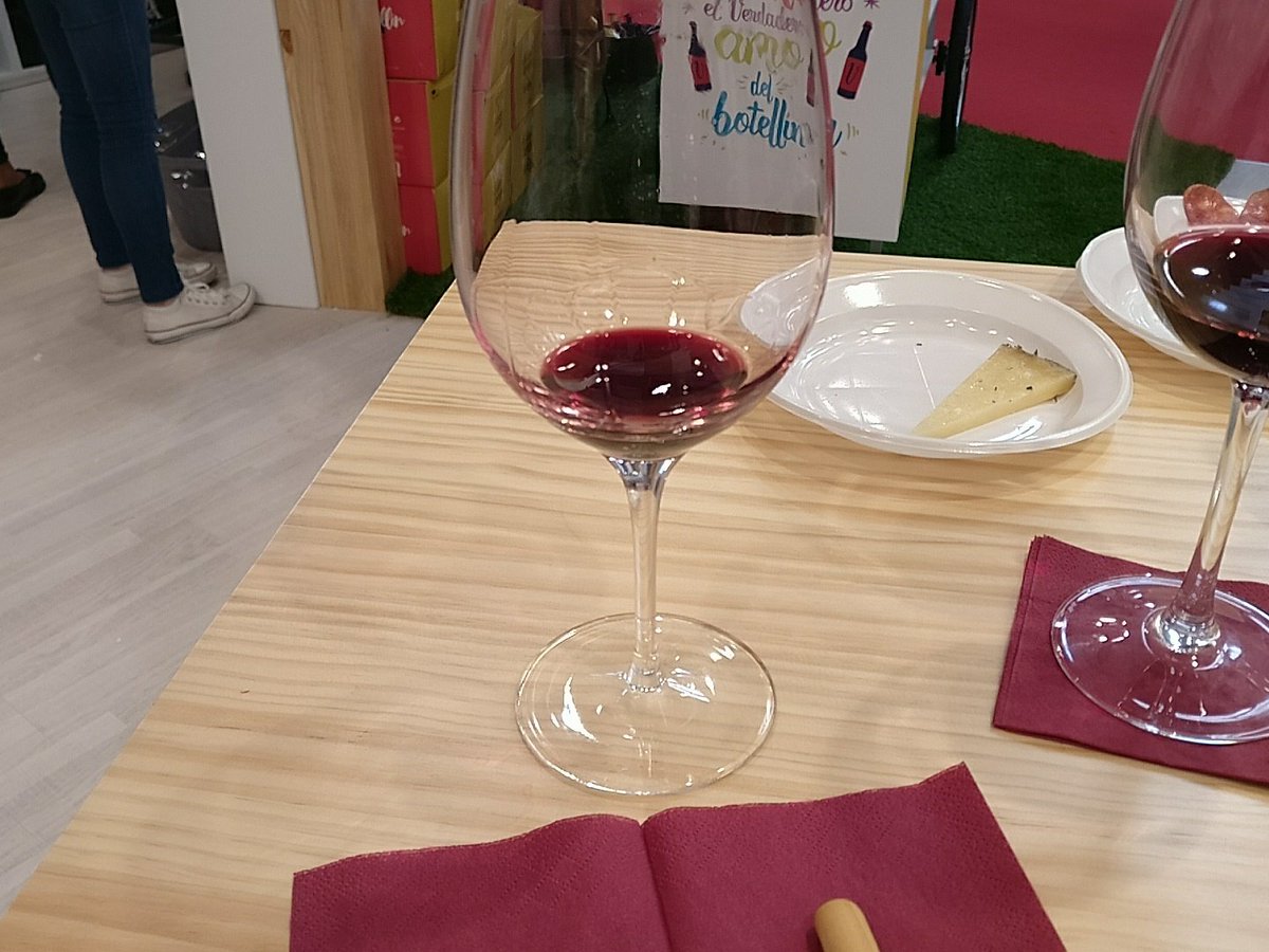 SpanishWinePlus's tweet photo. Tasting a delicious #petitverdot #vinodepago @FOOBESPAIN @Fenavin_Oficial #Fenavin2017 https://t.co/sBu9a11dsT
