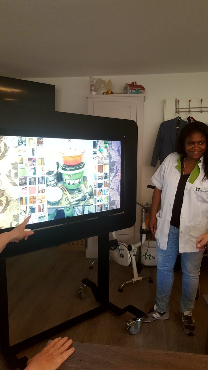 MentorRdam's tweet photo. #beleeftv in #Rubroek #Crooswijk @MiddinOnline. Leuke activiteit voor aanwezigen en warm welkom voor nieuwe #mentor van bewoonster. https://t.co/0sd7cqfS4i