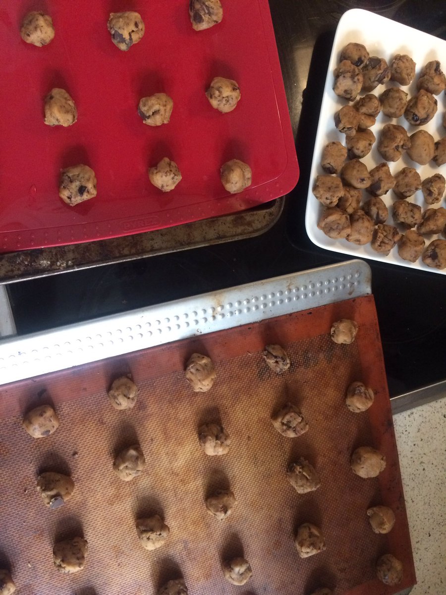 USdreaminEU's tweet image. 🍪, 🍪 everywhere - but not a one to eat...with my afternoon coffee. #bakersproblems #lifeingermany #expatlife