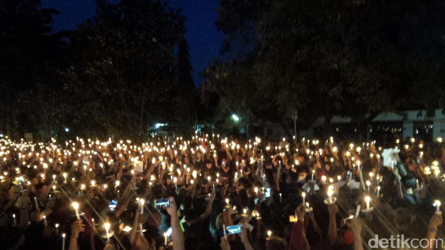 detikcom's tweet photo. Seribuan Orang Nyalakan Lilin di Lapangan Renon Bali untuk Ahok https://t.co/XfrGYSgdt9 https://t.co/04IrEcZFQl
