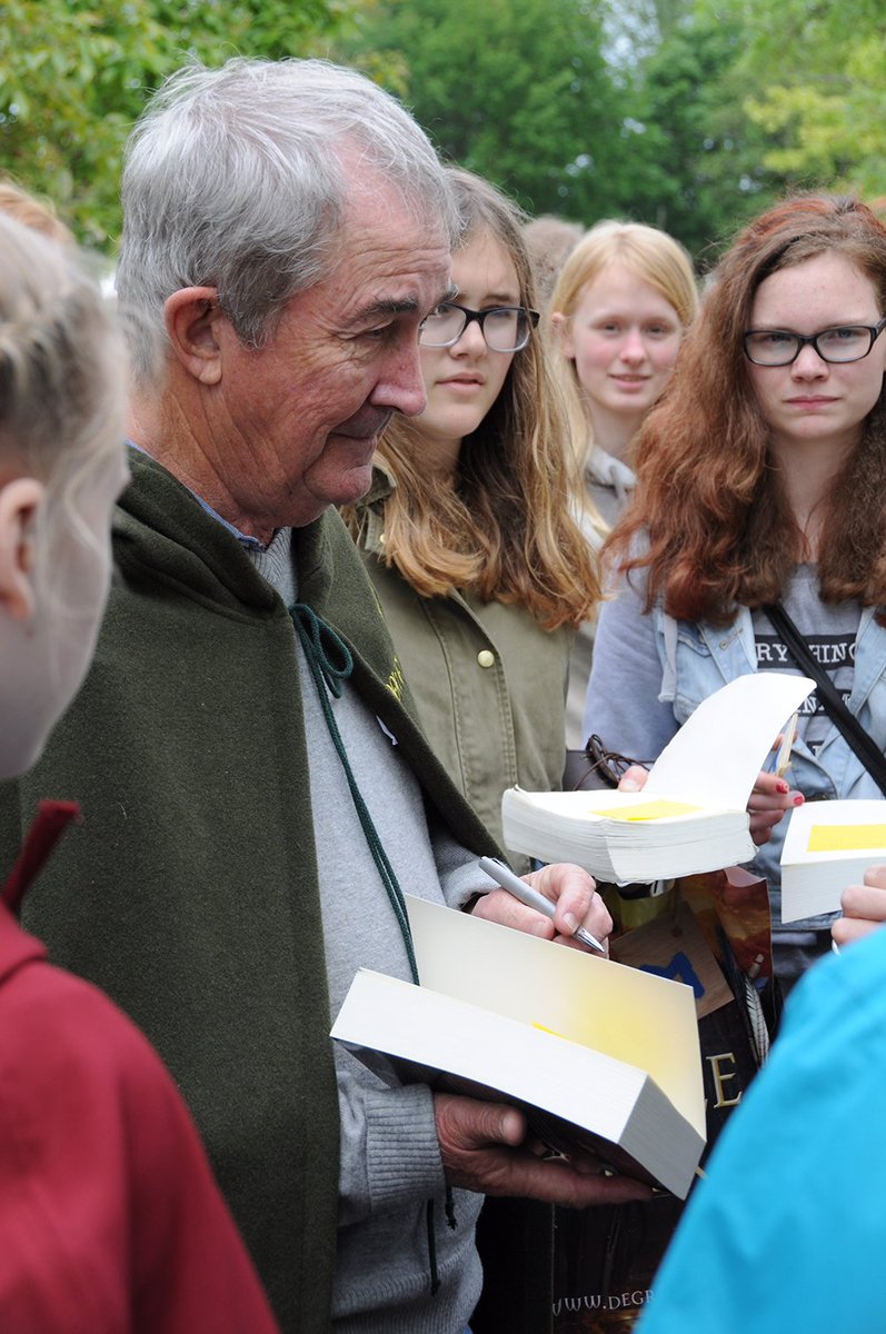 John Flanagan bezoekt een aantal boekhandels! Kijk snel of hij ook bij jou in de buurt komt! bit.ly/2q8rSVi