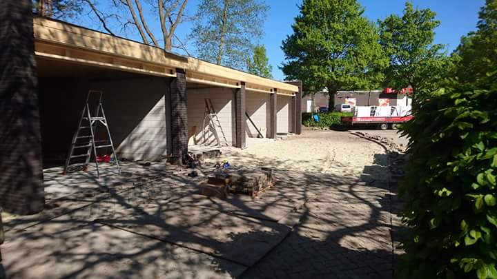 Bleyenberg_BDS's tweet photo. Prachtig weer om #sectionaaldeuren te monteren. #zon #nieuwbouw #garagedeuren https://t.co/nqzGzV5qwX
