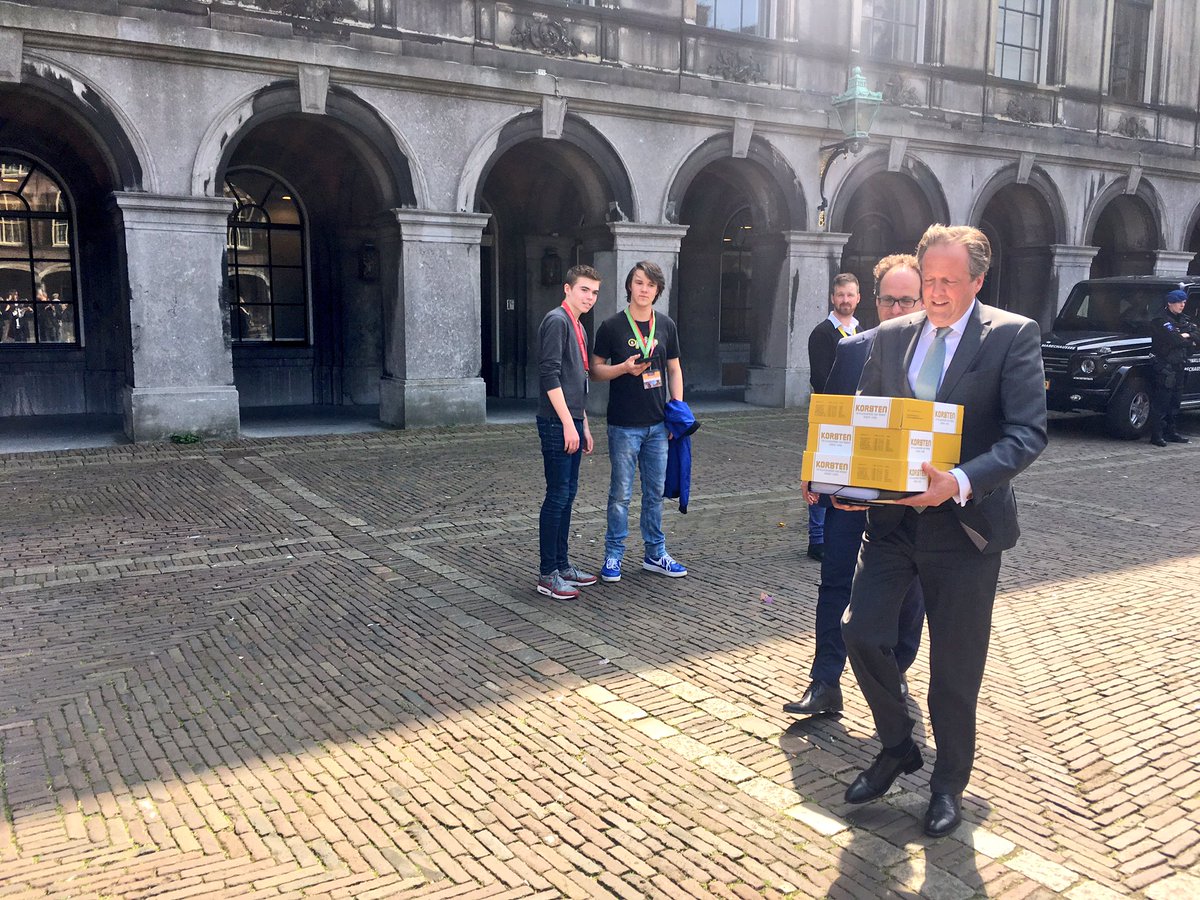 RoelienAkse's tweet photo. Onderhandelaars krijgen Limburgse vlaai, omdat provincie vandaag 150 jaar bij Nederland hoort. D66-leider Pechtold nam ze net in ontvangst. https://t.co/3QQy2hCqcq