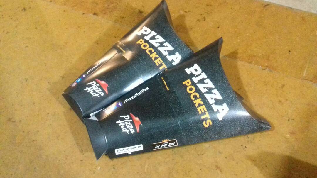 asmii85's tweet image. These pizza pockets from @PizzaHutPak tastes so good. Must try the Bar b cue and Garlic flavor. #MealOnTheGo #PizzaPocket @PizzahutPak