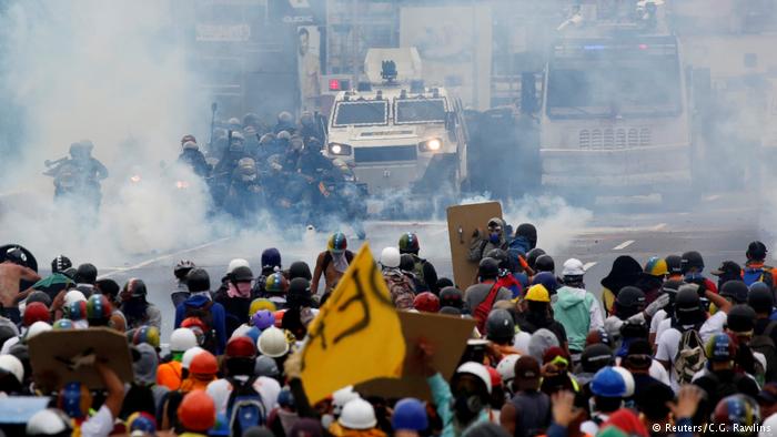 ivonnemagers's tweet photo. #Venezuela: dos muertos y al menos 177 heridos en nuevas protestas https://t.co/UR3bjV33dg by #Telemundo1124 via @c0nvey https://t.co/w9xmC8jpg6