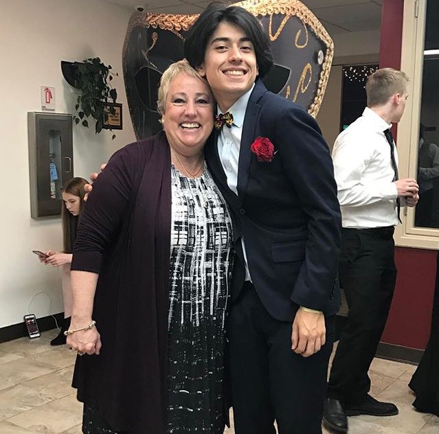 YESalumniTR's tweet photo. Ege ( Alaska'17 ) shows his appreciation to his teacher with this memorable photo. #teacherappreciationweek #klyesprogram #thankateacher https://t.co/dO5bQxrQMS