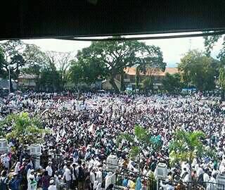 #KamiBersamaHTI: Suasana Tabligh Akbar di Alun2/Pelataran Masjid Agung Garut. Penolakan berbagai ormas Islam atas rencana pembubaran HTI