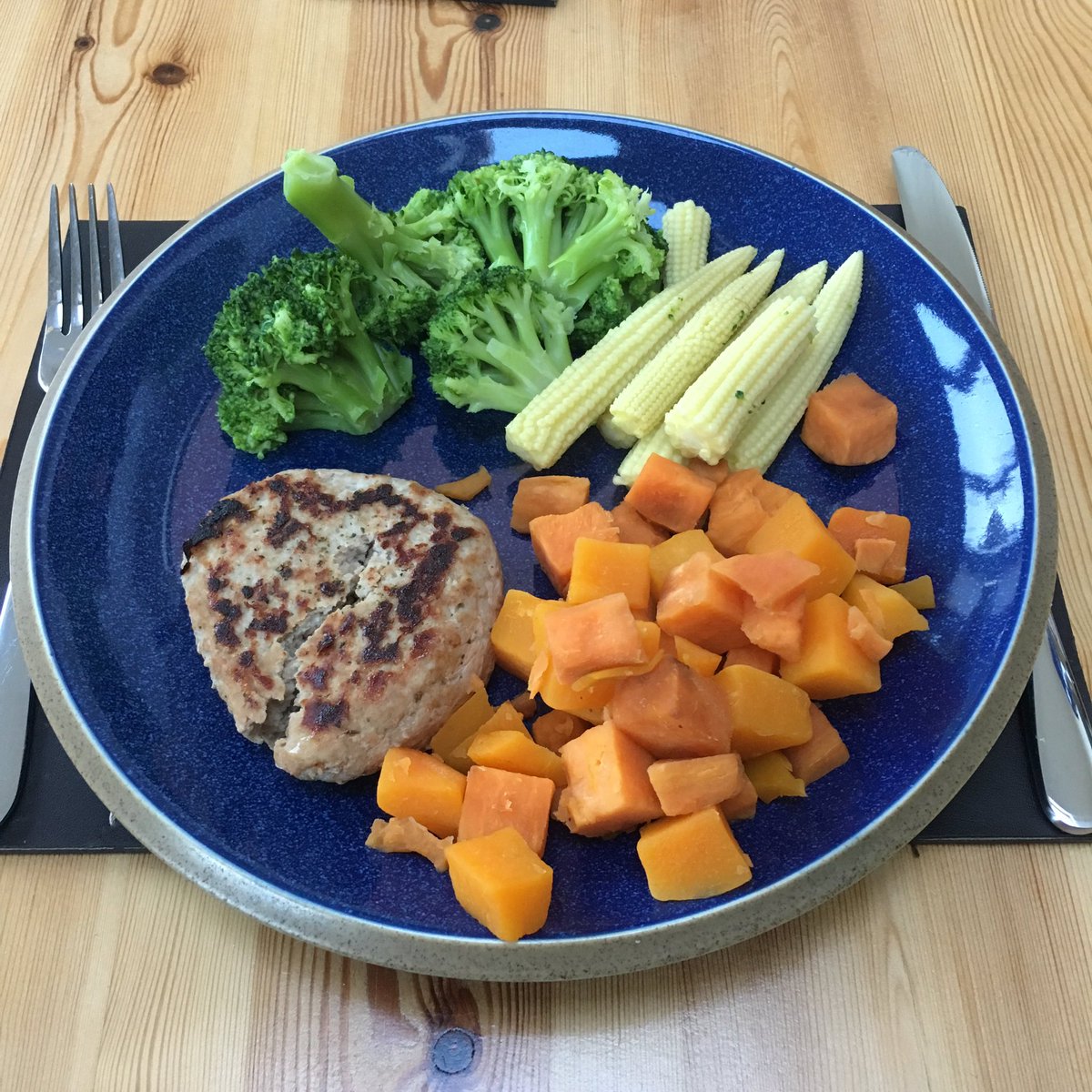 amyrosannag's tweet photo. Loving this motivation kick from @EDMFitness #leanin17 enjoying whole foods, new exercise regimes, looking after my body with rest & sleep! https://t.co/fqrSIP2hWz