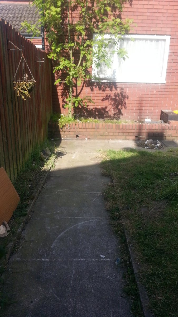 ScanlonWell's tweet image. Thank you to customer in Werneth who did what we asked him and cleared his garden up # happy neighbourhood