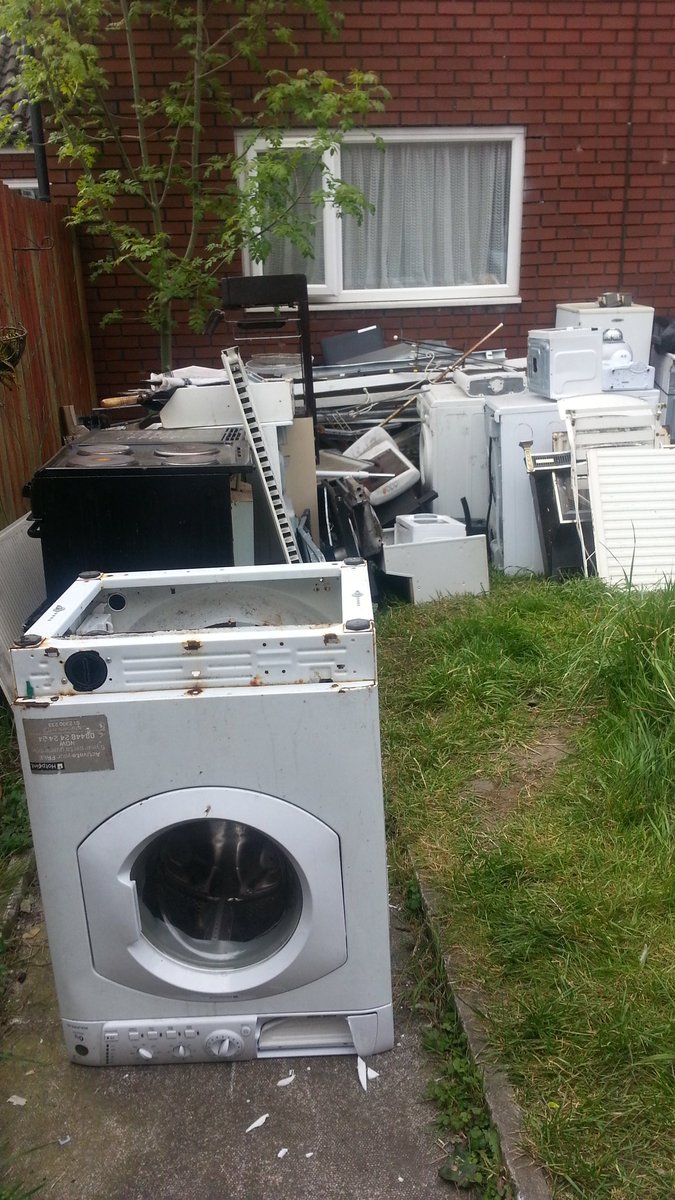 ScanlonWell's tweet image. Thank you to customer in Werneth who did what we asked him and cleared his garden up # happy neighbourhood