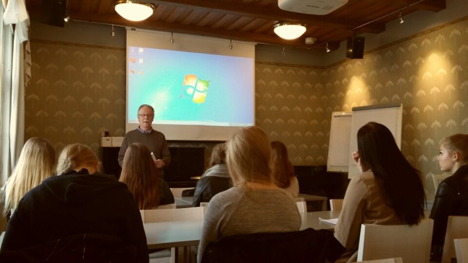 platoninakatemi's tweet photo. Kallio-Kuninkalassa Matti Taneli kysyy: Mitä 100-vuotias Suomi tarvitsee? #platon17 #Suomi100 https://t.co/NZICDOYyqO