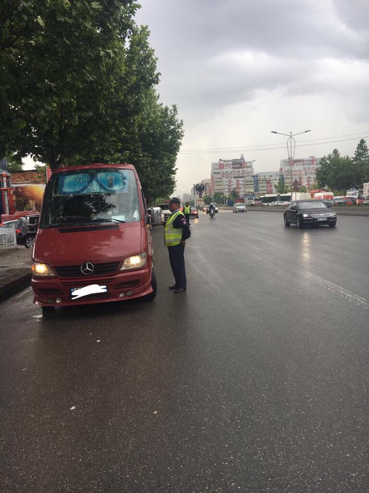 policia_bashkia's tweet photo. Policia Bashkiake gjatë kontrollit të dokumentacionit si dhe të zbatimit të itenerarit të automjeteve të transportit publik ndërurban. https://t.co/oKCqU6gYvS