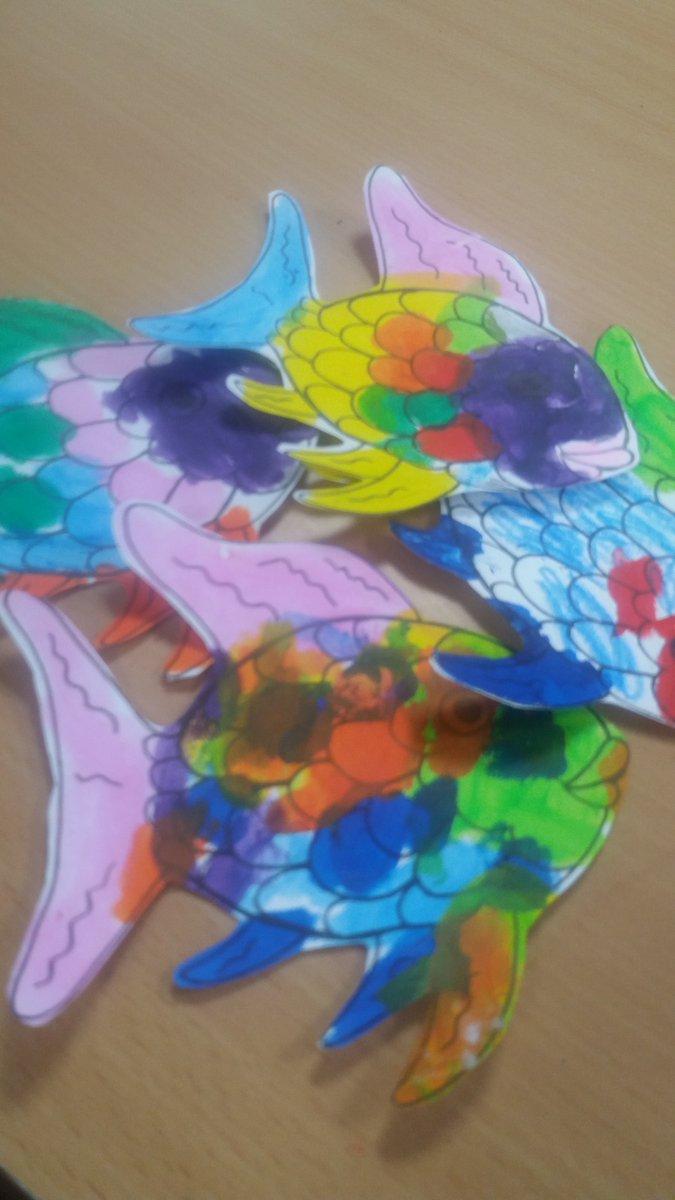 PiggottLibrary's tweet image. More colourful fish from Year 1 class at Charvil Piggott Primary.