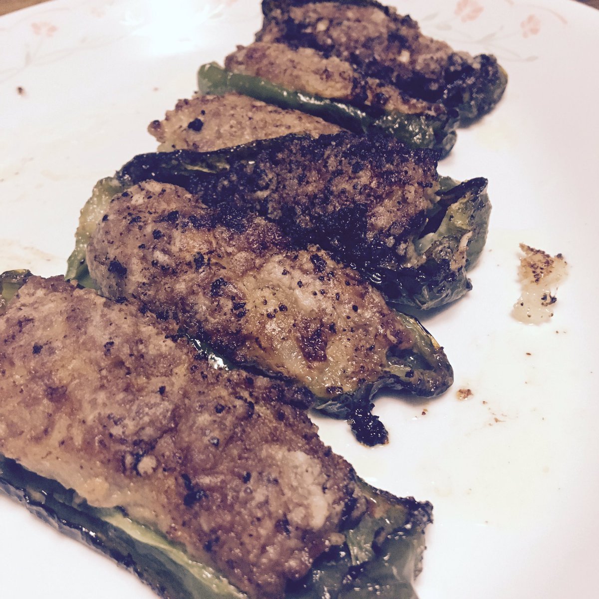 PmvSa's tweet photo. ⚠️ピーマン苦手な方⚠️

今日はピーマンの肉ずめ
写真撮るの下手くそだわ笑

🍴٩(*´◒`*)۶♡いただきます🍴 https://t.co/jUlUuvhl7S