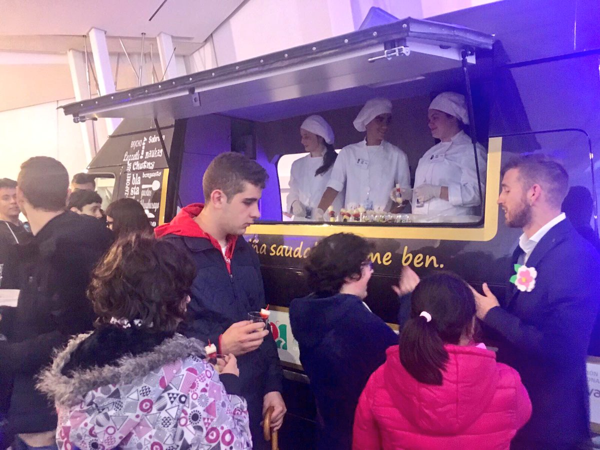 CarlosOrozaCIFP's tweet photo. Hoxe o CEE Manuel López Navalon coñecen en #FPInnova2017 o stand da #camelia e o de @PonteVan
Moitas grazas pola visita!! https://t.co/KsvQA0l9Ac