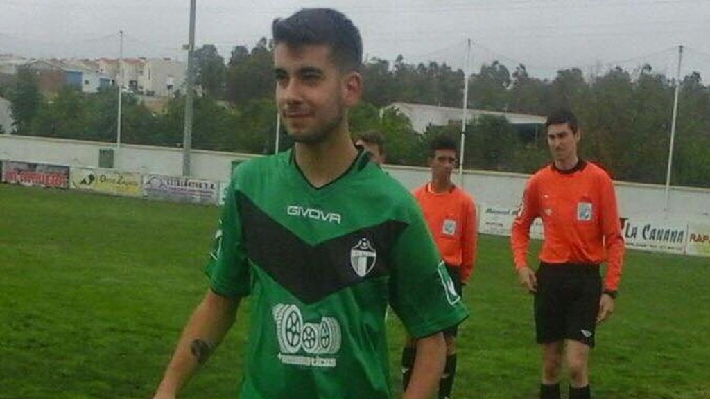 DeportesCuatro's tweet photo. La parálisis cerebral no detiene a Antonio Jesús, el héroe extremeño que ha debutado en Primera regional https://t.co/XlhTmuTivT https://t.co/dWbKEu1zbn