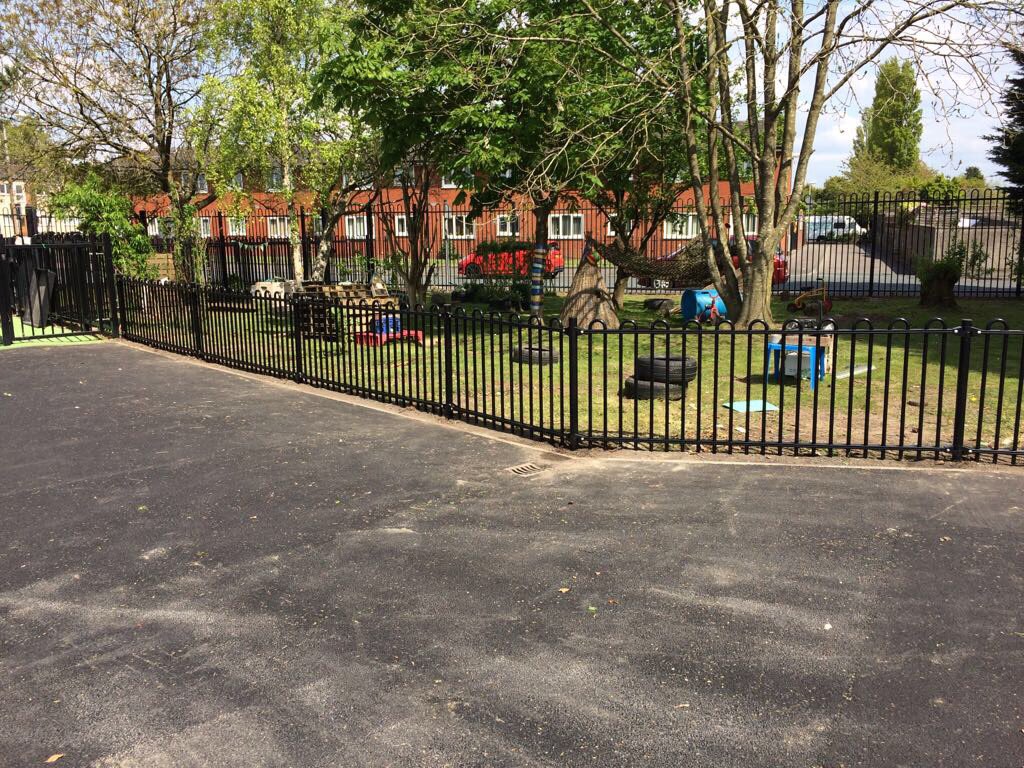 PeerlessLtd's tweet photo. Before and after😃 #safeguarding #children #Preston #Primary #School #TR800 #Bow Top #Railings #fencing @Garypeerless @helenPeerlessfe https://t.co/r8S2HvT7x7