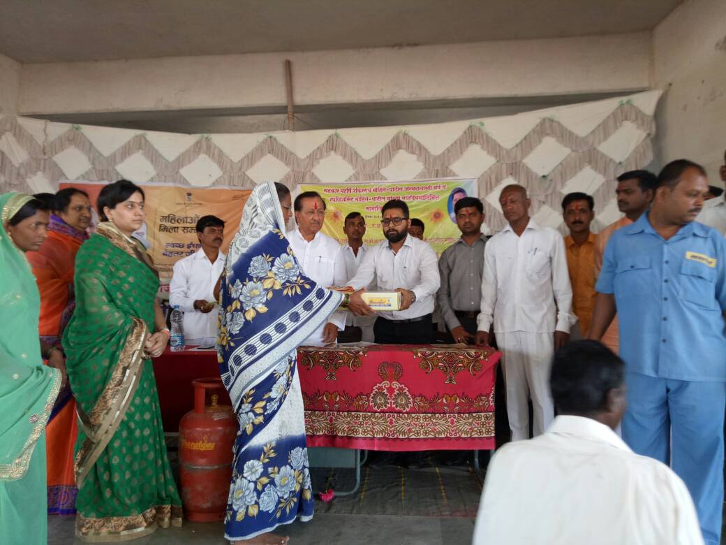 BPCLSolapur's tweet photo. PMUY Connection Distribution by Hon'ble MP Sh Vijaysing Mohite Patil at District Solapur. @NatekarRajoo  @AshutoshJindalS @Sureshnair_BPCL https://t.co/0ilaK0yC13
