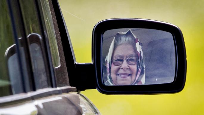 thetimes's tweet photo. Even the Queen checks herself in car mirrors https://t.co/VgKl4Nv0ft https://t.co/49oBKoj1Xj