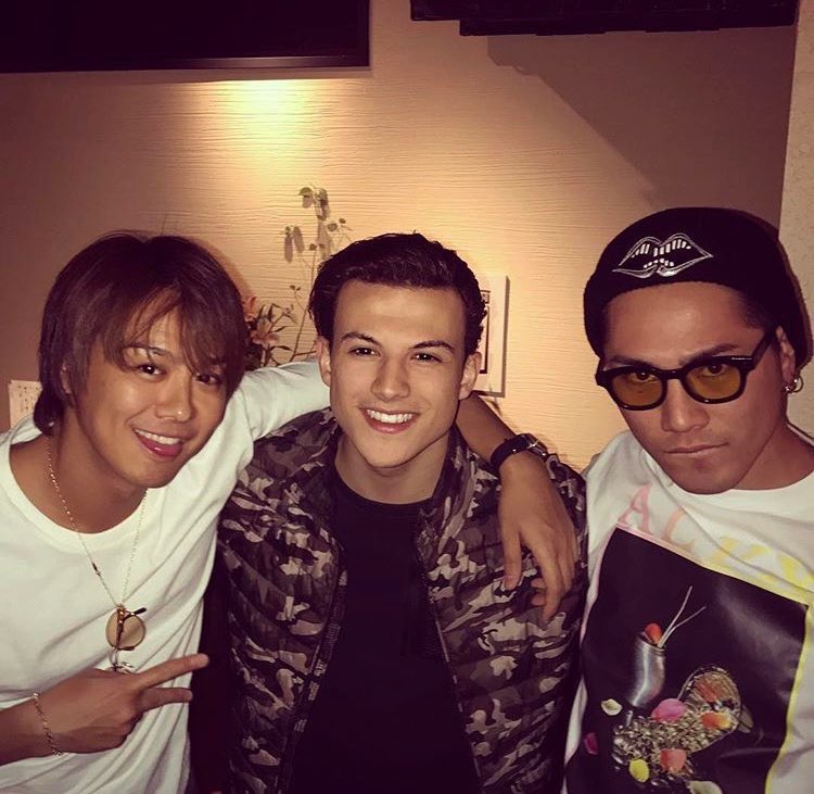 Valentineさんどっちも全く顔一緒だよ 連写したのかなって思うくらい W にしても1枚目のおみちゃんマジやばい 角度でかっこよさ変わるね この顔見たらハゲてるとか顔でかいとか何にも言い返せないい 三代目 登坂広臣 Exile Valentineさんどっちも全く顔一緒だよ 連写したのかなって思うくらい W にしても1枚目のおみちゃんマジやばい 角度でかっこよさ変わるね この顔見たらハゲてるとか顔でかいとか何にも言い返せないい 三代目 登坂広臣 Exile