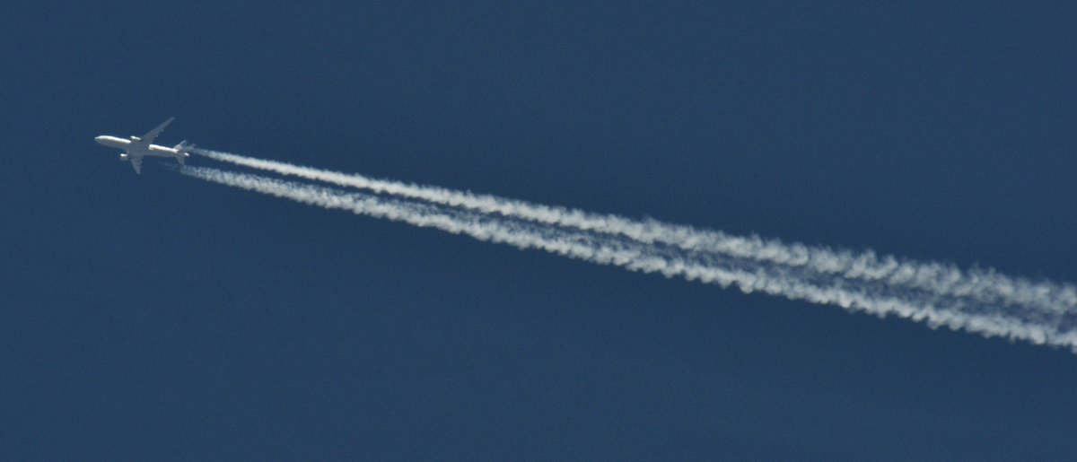 Yesterday #UnitedAirlines #UA906 #Boeing777 #N226UA #Frankfurt  - #Chicago 10.2km above #Wegberg seen from #Heinsberg. My Flight last Year