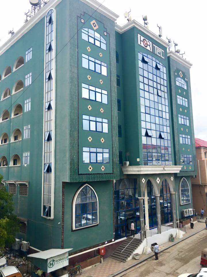 MoFarah03's tweet photo. It's biggest telcom company in somalia but if you're wheelchair user you dont have access to get inside.@HormuudLtd #NoWheelchairAccess https://t.co/AAUGPA1SUf