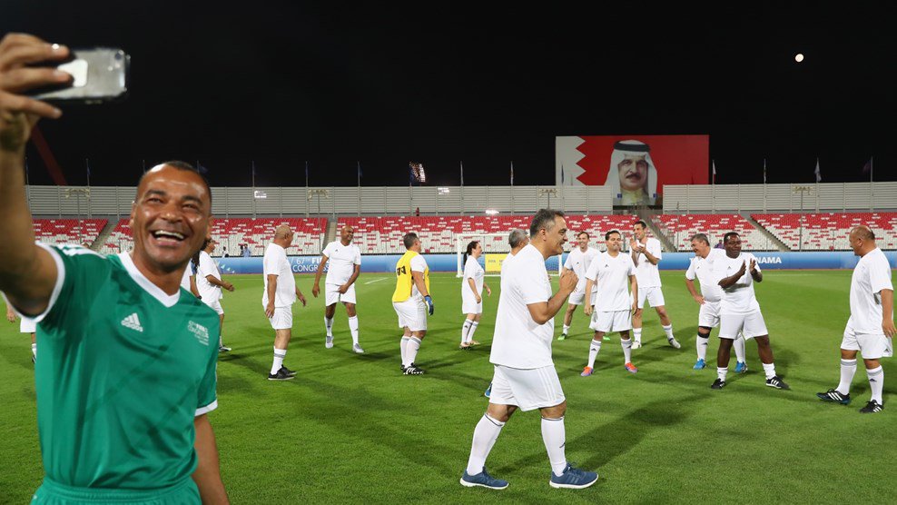 fandifebrian2's tweet photo. GALLERY: Plenty of smiling faces as the #FIFALegends enjoyed a friendly match in... https://t.co/toT6Hnq5It by #FIFAcom via @c0nvey https://t.co/A5rEqbwyJj
