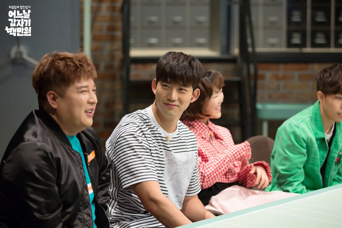 akmuwear's tweet photo. 170511 <어느날 갑자기 백만원>
Giggles... giggles... what's so funny 😁😆😍 https://t.co/3HY9dbmcvK