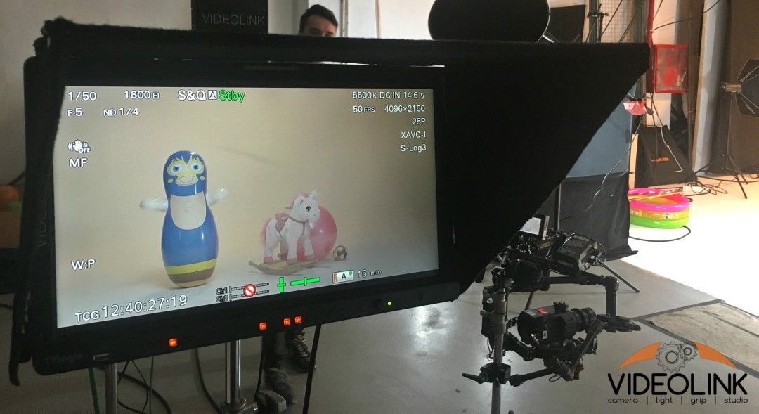 AndreasHoehn's tweet photo. #sony #FS7 #sachtler #DJIronin #teradek #rtmotion #skypanel #dedolight #studio #videoassist #crew request a quote : https://t.co/ZHb0IFFR7D https://t.co/bvRWxc7ubF
