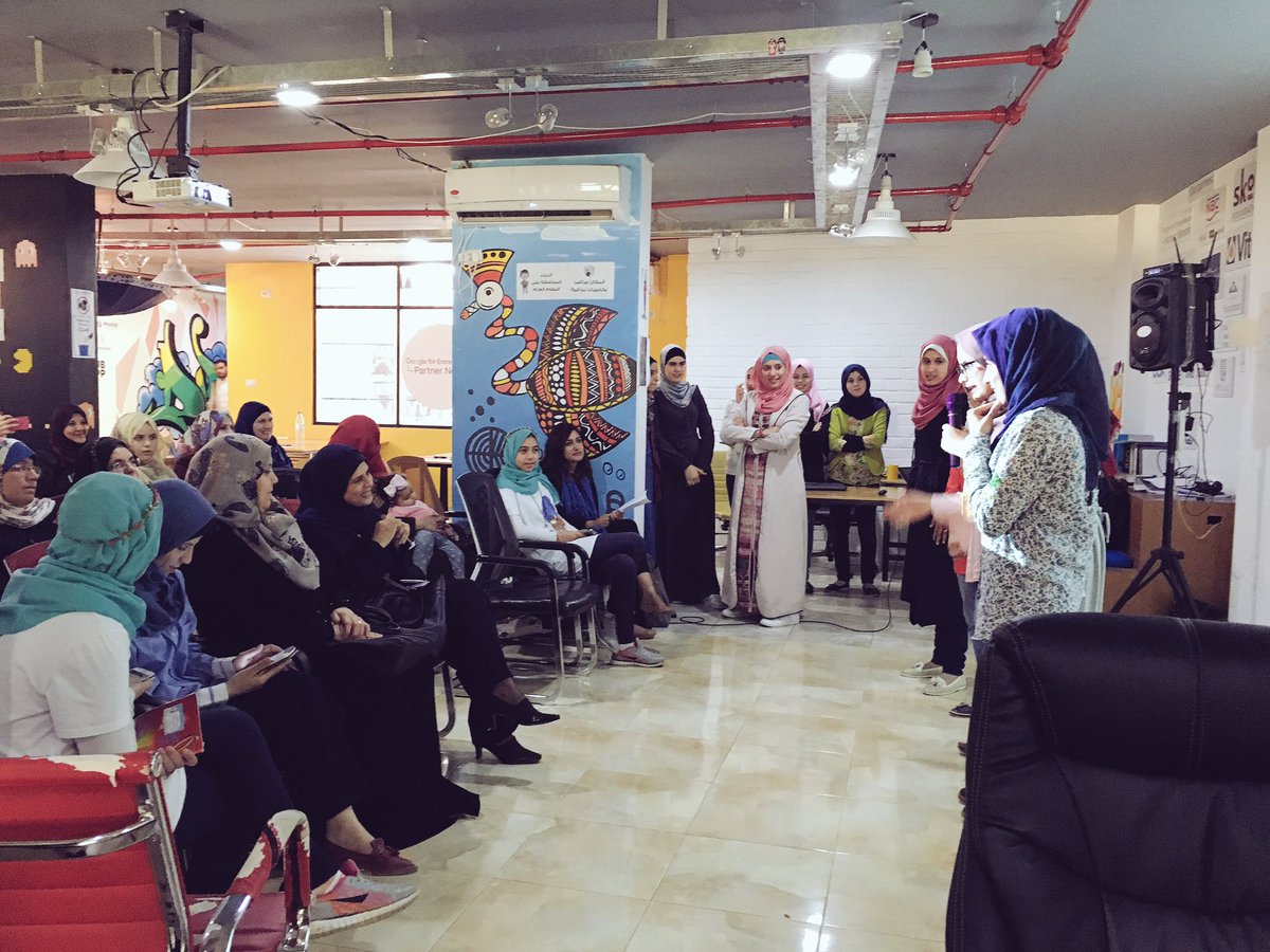 الحضور متفاعل جداً مع فكرة Feminine وقدموا اقتراحات بتشبيك الفريق مع مجموعة من جمعيات مناصرة المرأة في مجتمع #غزة <a href="/technovation/">Technovation</a> #GSGWomen