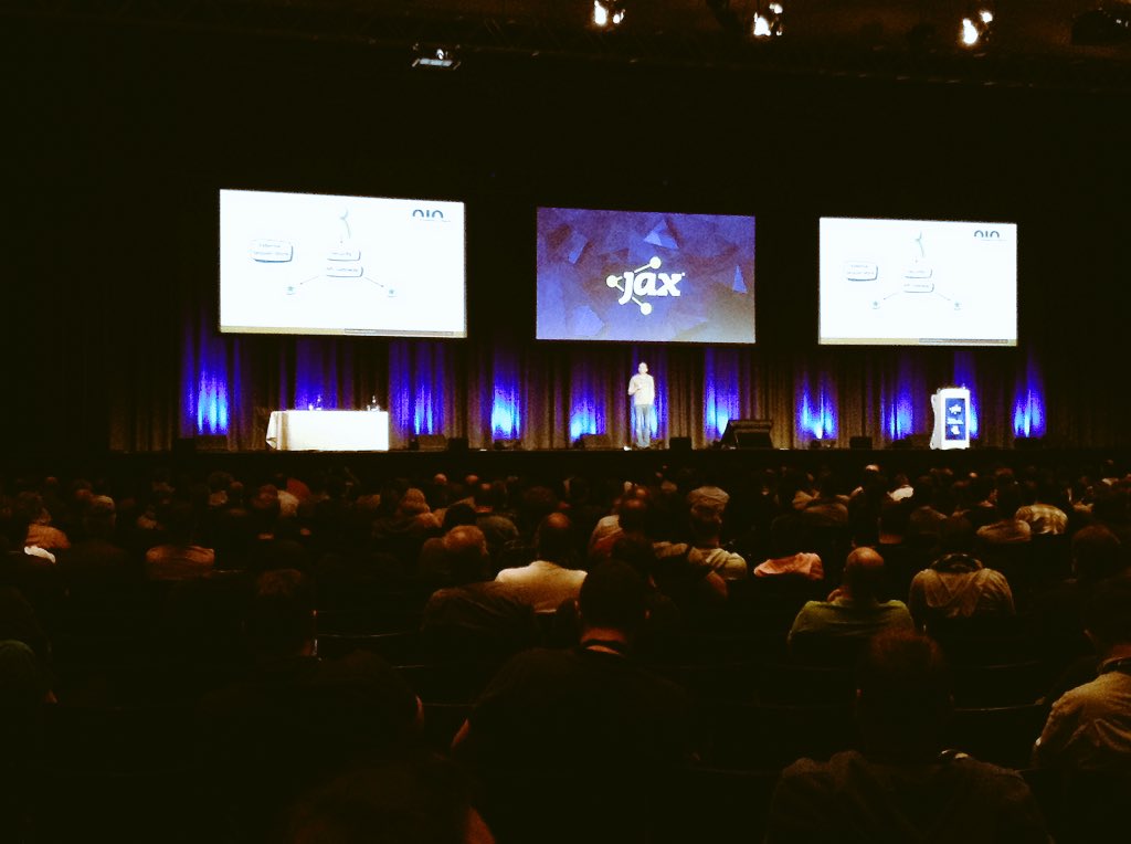 jaxcon's tweet photo. Full house in der Session von @ThorstenMaier - Resilient Software Design Patterns #jaxcon #jaxcon2017 https://t.co/B0g9MFadus